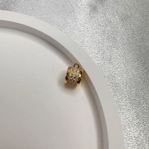 Zylindrische Perle aus S925 Silber mit Zirkonia-Besatz auf weißem Tablett