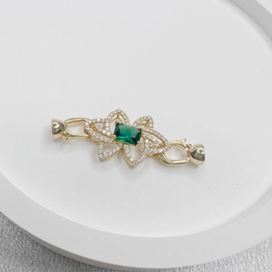 Chiusura in argento S925 con fiore di smeraldo e farfalla per collana di perle