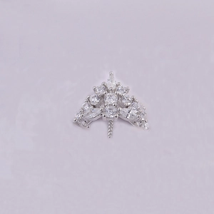 Detailed view of S925 sterling silver crown-shaped pearl pendant setting with zircons