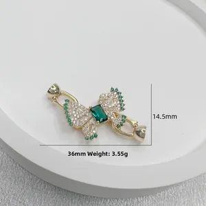 Dettaglio chiusura farfalla con smeraldo e zircone, dimensioni 36mm x 14.5mm