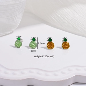 Détail macro de boucles d'oreilles clous ananas en argent S925 avec hauteur de 9,6 mm