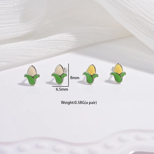 Détail macro de boucles d'oreilles maïs en argent S925 émaillé, taille 8mm x 6,5mm