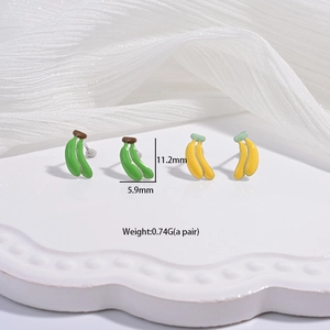 Détail des boucles d'oreilles banane montrant les dimensions de 11,2mm et le poids de 0,74g