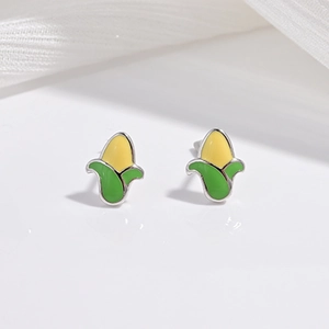 Gros plan détaillé des boucles d'oreilles maïs en argent S925 avec émail jaune et vert