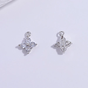 Colgante de trébol de cuatro hojas en plata S925 con piedras de circonita cúbica