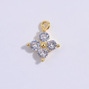 Elegante colgante de trébol en plata S925 dorada con brillantes piedras de circonita