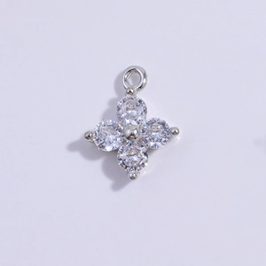 Elegante colgante de trébol de plata de ley S925 con brillantes piedras de circón