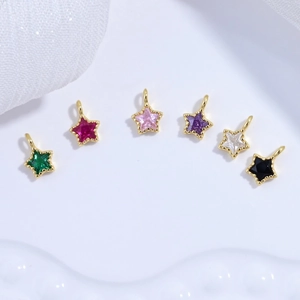 Set di sei ciondoli a stella colorati con placcatura in oro e pietre di zircone cubico