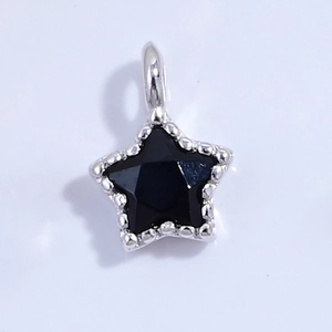 Dettaglio del ciondolo a stella in argento S925 con gemma nera sfaccettata e bordo perlato
