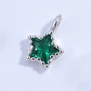 Dettaglio macro del ciondolo a stella in argento S925 con zircone verde taglio a stella
