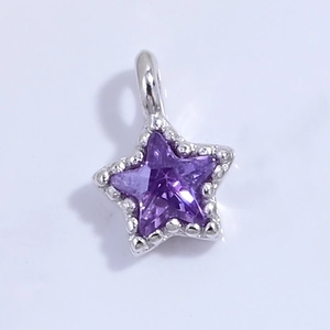 Dettaglio del ciondolo a stella in argento S925 con gemma viola e bordo perlato