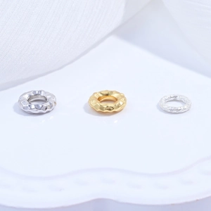 Dettaglio macro di anelli martellati in argento sterling S925 in argento e oro