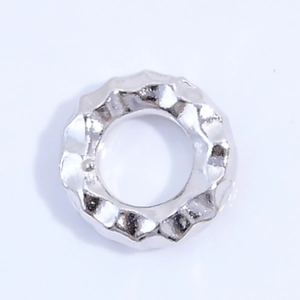 Dettaglio di anelli in argento sterling S925 con trama martellata per gioielli DIY