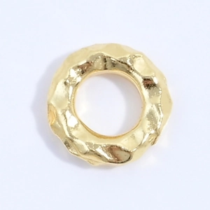 Dettaglio ravvicinato dell'anello in argento S925 martellato con texture artigianale