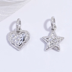 Macro-opname van S925 zilveren gehamerde hart- en sterhangers met pavé-gezette zirkonia