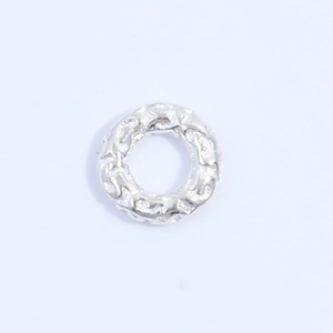 Dettaglio dell'anello in argento sterling S925 martellato per creazione gioielli DIY