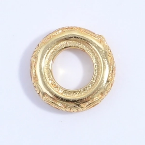 Macro di un anello distanziatore in argento S925 dorato con dettagliati motivi martellati vintage