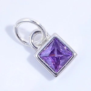 Dettaglio di un ciondolo quadrato in zircone viola in argento S925 per gioielli fai-da-te