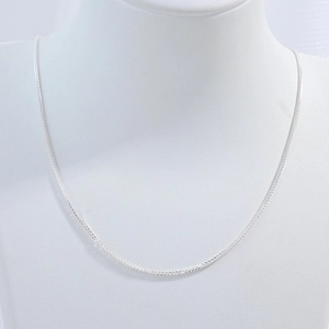 Collar de cadena Chopin minimalista de plata de ley S925 en un busto de modelo blanco