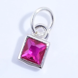 Dettaglio macro del ciondolo quadrato in argento sterling S925 con cristallo rosa