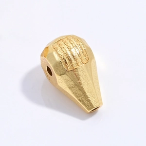 Vue détaillée d'une perle en argent 925 doré avec gravure pour la création de bijoux DIY