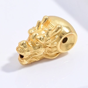 Détail du pendentif tête de dragon en argent S925 doré avec gravure précise