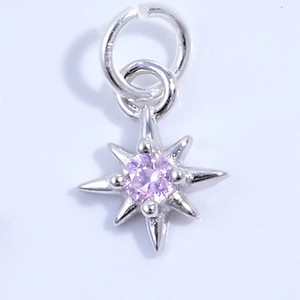 Makroansicht des S925 Sterling Silber Sternanhängers mit rosa Zirkon-Inlay in der Mitte