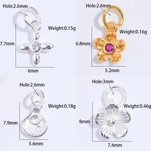 Set di ciondoli in argento S925 con croce e fiori e misure dettagliate del prodotto