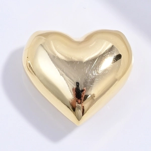 Detalle de colgante en forma de corazón con acabado dorado pulido espejo para joyería DIY