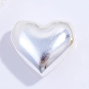 Foto macro de colgante de corazón en plata S925 pulida con acabado de espejo brillante