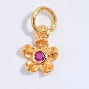 Dettaglio del ciondolo a fiore a cinque petali in argento S925 con gemma rossa dorata