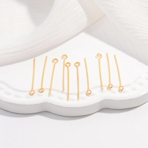 Chiodini ad occhiello in argento S925 dorato per gioielli DIY su vassoio bianco
