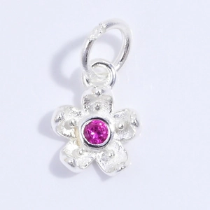 Dettaglio di un ciondolo a fiore in argento S925 con zircone rosa per creazione gioielli