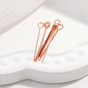 Dettaglio di spilli ad occhiello in argento S925 oro rosa per gioielli fai-da-te su vassoio