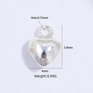 Colgante de corazón en plata S925 pulida con dimensiones 5,8mm de alto y 4mm de ancho