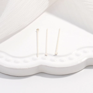 Tre spilli a testa piatta in argento S925 su vassoio in ceramica per creazione gioielli DIY