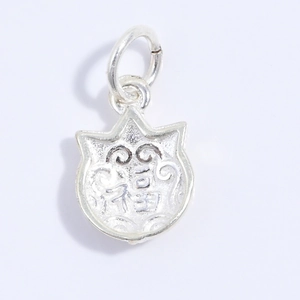 Dettaglio pendente in argento S925 con design a orecchie di gatto e carattere Fu inciso