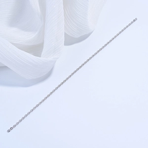 Gros plan détaillé d'une chaîne en argent sterling 925 poli pour bijoux DIY