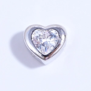 Primer plano de cuenta de corazón en plata S925 con cristal facetado y sello 925