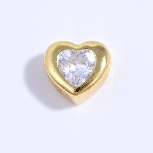 Detalle macro de un dije de corazón en plata S925 con microcristales multicolores