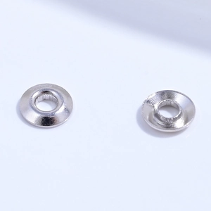 Vista macro de cuentas espaciadoras en plata S925 con sellos para joyería artesanal