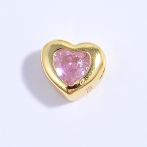 Vista detallada del dije de corazón en plata S925 con gema rosa y acabado dorado brillante