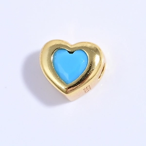Primer plano de dije corazón en plata S925 dorada con incrustación azul y sello S925