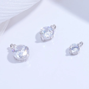 Détail macro du serti 4 griffes en argent S925 avec zircons ronds et transparents