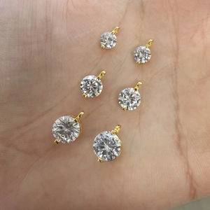 Pendentifs en argent S925 avec zircone ronde en trois tailles présentés sur main
