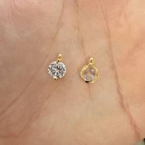 Vue macro des faces avant et arrière du pendentif en argent S925 doré avec diamant