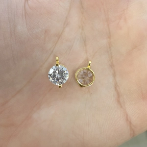 Détail d'un pendentif en argent 925 avec zircon rond et serti griffes plaqué or
