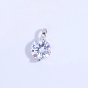 Détail d'un pendentif en argent S925 poli avec un cristal rond de taille brillant