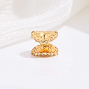 Goldene Herzperle mit Faltentextur und Zirkonia-Rand für DIY-Schmuckherstellung