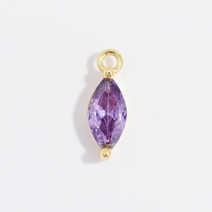 Dettaglio macro del ciondolo con gemma viola taglio marquise e gancio dorato elegante